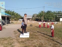 *Jadi Pembina Upacara di SD Trans Siong, Bhabinkamtibmas Tanamkan Disiplin dan Bijak Bermedia Sosial kepada Pelajar*