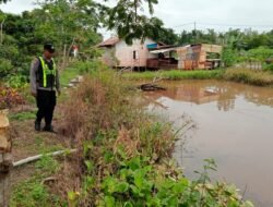 Dalam Pemenuhan Ketahanan Pangan, Personil Polsek Kapuas Barat Ajak Masyarakat Bertanam Sayur Dan Membuat Kolam Ikan Di Pekarangan Rumah