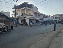*Polsek Dusun Tengah Siaga di Depan Pasar Ampah, Pastikan Keselamatan Pelajar dan Kelancaran Arus Lalu Lintas*