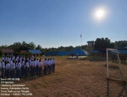 *Bhabinkamtibmas Polsek Awang Jadi Pembina Upacara, Tanamkan Disiplin dan Karakter Positif kepada Pelajar SMAN 1 Awang Lapai*