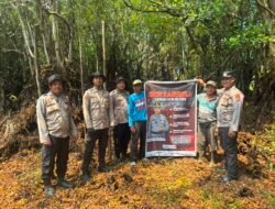 *Cegah Karhutla Meluas, Personel Gencarkan Sosialisasi dengan Membentangkan Spanduk Larangan Membakar Hutan dan Lahan*