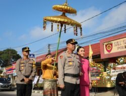 Tiba Di Polres Kobar, AKBP Joko Handono Disambut Dengan Tradisi Tampung Tawar