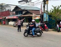 *Polsek Dusun Tengah Kawal Keselamatan Pelajar, Pengaturan Lalu Lintas di Depan MIN Berjalan Lancar*