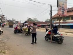 *Polsek Dusun Tengah Laksanakan Strong Point di Depan Pasar Ampah, Keselamatan Pelajar Jadi Prioritas*