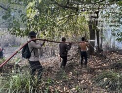 *Bhabinkamtibmas Bersama Relawan dan MPA Pastikan Api Padam Total Saat Ground Check Hotspot di Desa Tampu Langit*