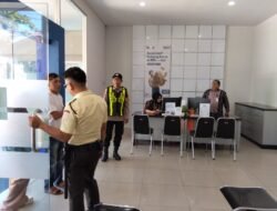 Polisi Hadir di Tengah Aktivitas Warga, Polsek Kapuas Barat Perkuat Pengamanan Objek Vital