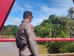 Hadirkan Rasa Tenang bagi Warga, Personel Polsek Manuhing Rutin Cek Debit Sungai