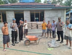 Peduli Rumah Ibadah, Kapolsubsektor Telaga Antang Serahkan Bantuan Semen untuk Renovasi Masjid Nurhasanah