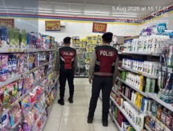 **Cegah Peredaran Produk Kedaluwarsa, Tim Patroli Presisi Laksanakan Observasi Lorong Etalase Makanan**