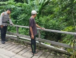 **Antisipasi Karhutla, Personel Polsek Awang Cek Ketersediaan Sumber Air di Desa Apar Batu**