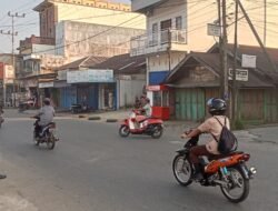 *Polsek Dusun Tengah Hadir Sejak Pagi, Kawal Keselamatan Pelajar di Depan Pasar Ampah Lewat Pengaturan Lalu Lintas Humanis*