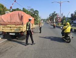 *Satlantas Polres Bartim Tegur Sopir Truk yang Parkir Sembarangan, Wujud Nyata Patroli HARKAMTIBMAS Cegah Kemacetan dan Kecelakaan*