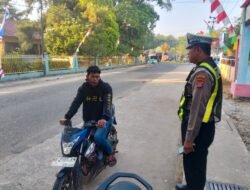 *Satlantas Polres Bartim Kedepankan Edukasi Humanis, Pengendara Tanpa Helm Ditegur Demi Keselamatan Bersama*