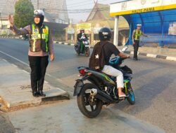 *Kasatlantas Polres Bartim Pantau Langsung Anggota Gatur Arus Lalu Lintas di Pasar Tamiang Layang, Strong Point Pagi Cegah Kemacetan dan Tingkatkan Keselamatan*