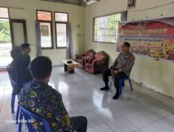 Dekatkan Pelayanan, Polmas Polsek Kapuas Barat Tampung Aspirasi Warga dalam ‘Jumat Curhat’ di Desa Anjir Kalampan