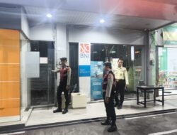 Tingkatkan Rasa Aman Pengguna ATM, Sat Samapta Polres Sukamara Patroli Bank BNI pada Malam Hari