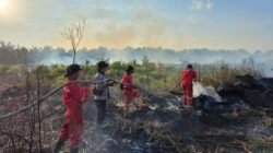 CEGAH API MELUAS, POLSEK SERUYAN HILIR BERSAMA PT GBSM TANGANI KEBAKARAN LAHAN
