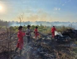 CEGAH API MELUAS, POLSEK SERUYAN HILIR BERSAMA PT GBSM TANGANI KEBAKARAN LAHAN