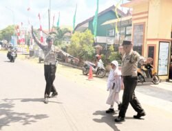 PASTIKAN PELAJAR PULANG AMAN, PAMAPTA POLRES SERUYAN ATUR LALU LINTAS DI DEPAN SEKOLAH