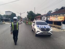 *Satlantas Polres Bartim Kawal Jalan Sehat MI Al Fitrah, Pastikan Peringatan HUT ke-81 RI Berlangsung Aman*
