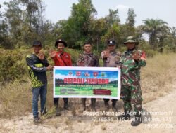 *Sambangi Warga di Lahan Perkebunan, Tim Terpadu Bentangkan Spanduk Larangan Membakar untuk Buka Lahan*