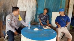 Perangi Berita Bohong, Personel Polsek Kahulut Edukasi Warga agar Bijak Menyerap Informasi