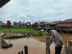 Personel Polsek Dusel Patroli Dialogis, Cek Ketinggian Air Antisipasi Banjir