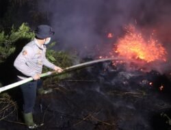 Sinergitas Tanpa Batas TNI-Polri: Kapolres Kotim dan Pasukan Gabungan Bahu-Membahu Jinakkan Kebakaran Lahan di Kapten Moelyono Sampit