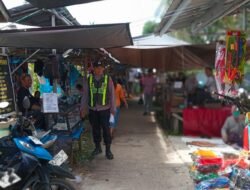 Pastikan Aktivitas Ekonomi Aman, Personel Polsek Kapuas Barat Patroli Pasar Mingguan Kelurahan Mandomai