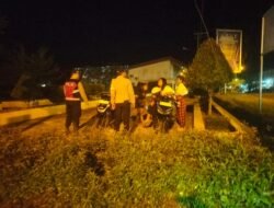 Pastikan Malam Tetap Tenang, Piket Pamapta Polres Gumas Sapa Hangat Warga di Pusat Keramaian