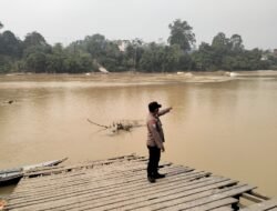 ANTISIPASI BANJIR, BHABINKAMTIBMAS POLSEK MARIKIT PANTAU DEBIT AIR DAS KATINGAN