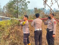 *Gerak Cepat Tindak Laporan Warga, Personel Polres Bartim Bersama TNI dan Tim Gabungan Padamkan Karhutla di Desa Sumur*