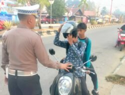*Polisi Edukasi Pelajar di Jam Sekolah, Tekankan Helm dan Keselamatan Berkendara*
