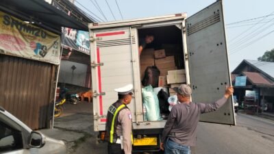 *Polantas KARIB Satlantas Bartim Edukasi Sopir Angkutan Barang, Cegah Kendaraan Melebihi Tonase*