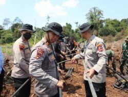 MAHASISWA STIK LEMDIKLAT POLRI DALAM SATGAS EDUKASI KARHUTLA BANTU POLRES KOBAR PADAMKAN API DI MENDAWAI SEBERANG