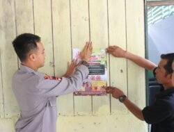 **Mahasiswa STIK Lemdiklat Polri Gencarkan Edukasi Karhutla, Tempelkan Flyer Larangan Membakar Hutan dan Lahan**