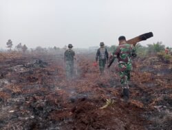 Beberapa Titik Hotspot Terdeteksi, Danramil 04/Jawai Langsung Pimpin Anggota Padamkan Api di Desa Mutus Darussalam