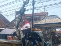 Bapak RT Wawan Kawal Pemasangan Lampu PJU Semut Kali Oleh Dishub Kota Surabaya