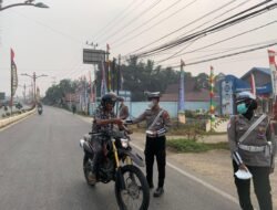 Responsif Hadapi Kabut Asap Karhutla, Satlantas Polres Murung Raya Bagikan Masker Gratis Kepada Pengendara