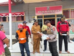 Tim Satgas Karhutla Lemdiklat Polri Edukasi dan Bagikan Masker Untuk Warga Bahitom