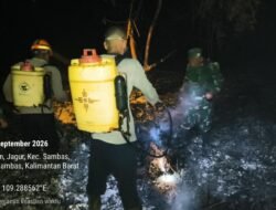 Pantang Menyerah, Anggota Koramil 02/Sejangkung Padamkan Api Hingga Malam