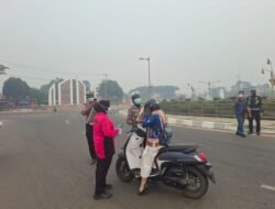 Peduli Kesehatan, Bhayangkari Cabang Murung Raya Turun Langsung Bagikan Masker Lindungi Masyarakat dari Dampak Kabut Asap
