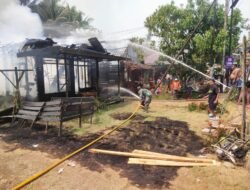 Sigap Babinsa Bersama BPK dan Relawan Padamkan Kebakaran Empat Rumah di Aluan Bakti