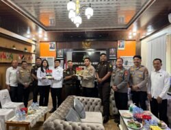 Hari Lahir Kejaksaan RI ke-81, Plh Kapolres Beri Kejutan Ke Kajari Murung Raya