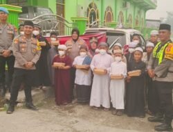 JUM’AT BERKAH, KAPOLRES KAPUAS BERBAGI NASI KOTAK DAN MASKER DI MASJID AL-FURQAN DESA PUJON