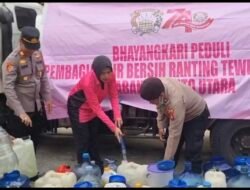 Bhayangkari Peduli, Polres Barito Utara HadirBantu Warga Pangkuh Raya dengan Air Bersih di Tengah Musim Kemarau