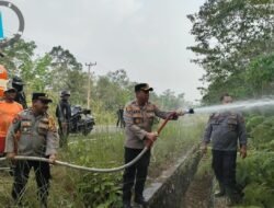 Plh Kapolres Murung Raya Terjun Langsung Padamkan Api Karhutla Di Kecamatan Permata Intan