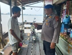 Satpolairud Polres Kapuas Cek Kelengkapan Alat Keselamatan kapal yang melintas DAS Kapuas