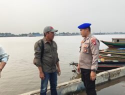 Satpolairud Polres Kapuas Cek Kelengkapan Alat Keselamatan kapal yang melintas DAS Kapuas