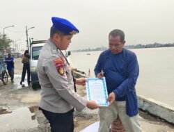 Satpolairud Polres Kapuas Sosialisasikan Larangan Karhutla kepada Warga Bantaran DAS Kapuas